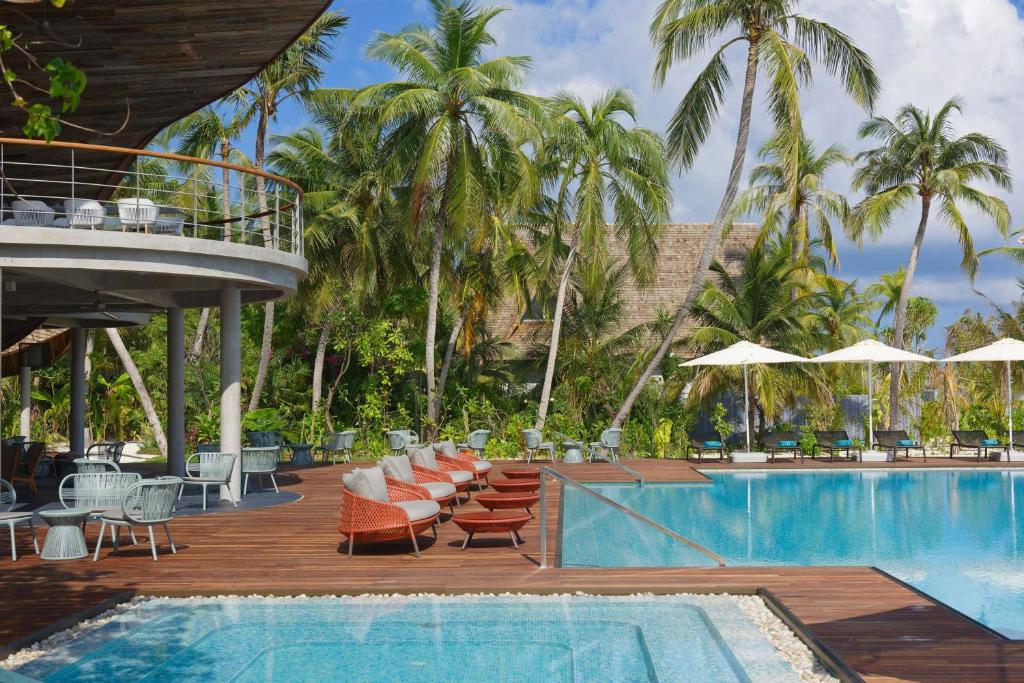 Bazén v ubytování OUTRIGGER Maldives Maafushivaru Resort - 25 percent discount on transfers for min 4 nights stay and more, valid for reservations between 01 July till 22 Dec 2025 nebo v jeho okolí