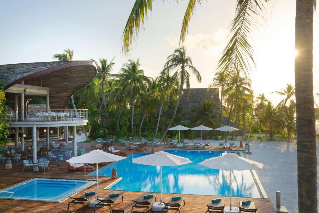 Bazén v ubytování OUTRIGGER Maldives Maafushivaru Resort - 25 percent discount on transfers for min 4 nights stay and more, valid for reservations between 01 July till 22 Dec 2025 nebo v jeho okolí