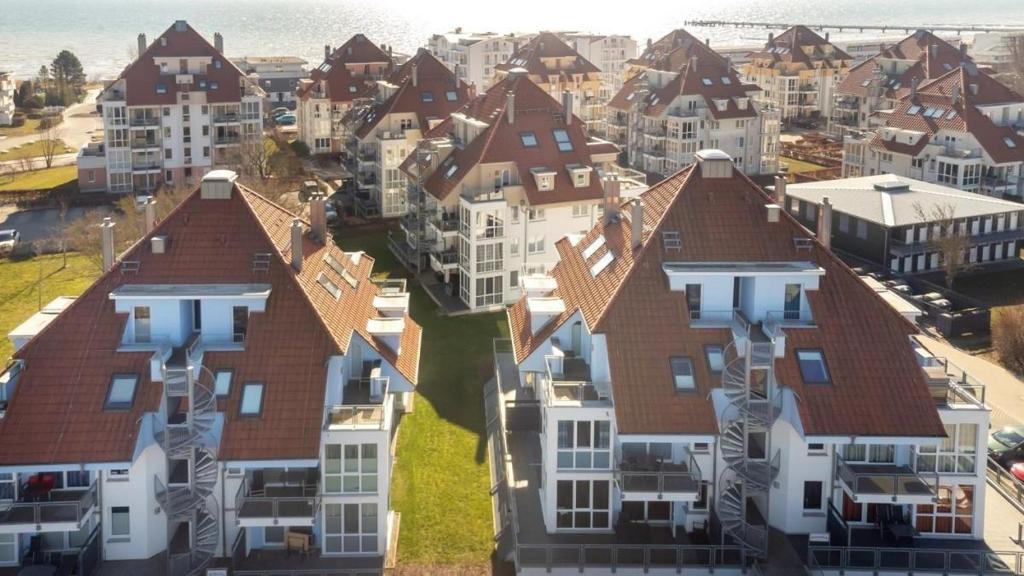 una vista aérea de las casas de una ciudad en Strandpark-Grossenbrode-Haus-Leuchtturm-Wohnung-14-Leuchtturmblick, en Großenbrode