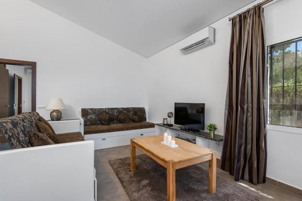 TV a/nebo společenská místnost v ubytování Villa Jaconne - PlusHolidays
