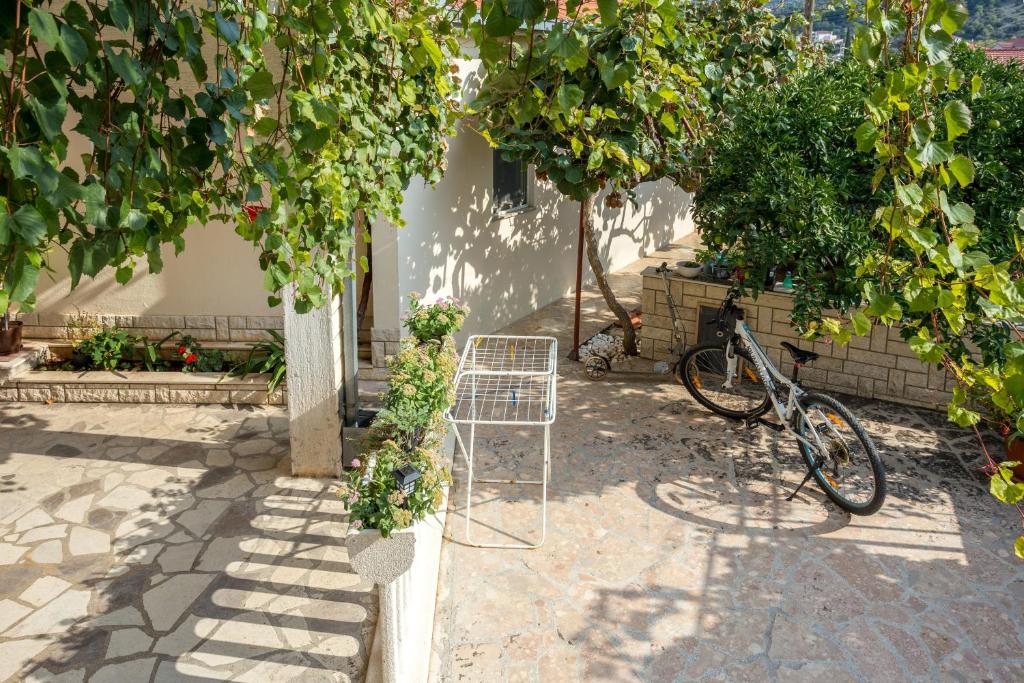 Vonkajšia záhrada v ubytovaní Apartments and rooms with parking space Marina, Trogir - 5953