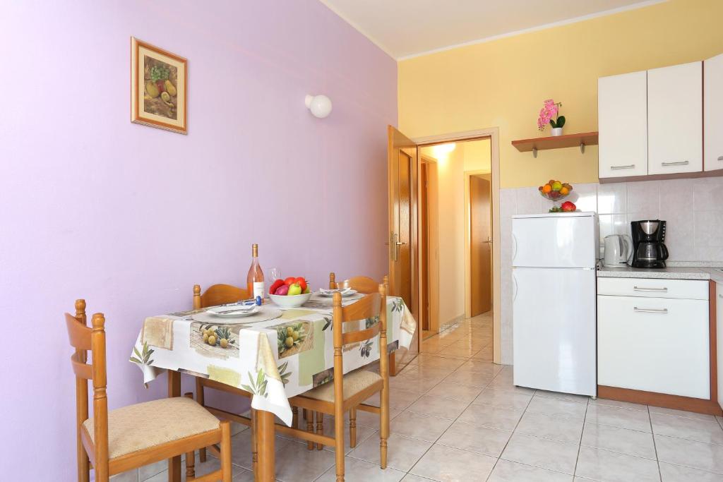 Kuchyňa alebo kuchynka v ubytovaní Apartments and rooms with parking space Marina, Trogir - 5953