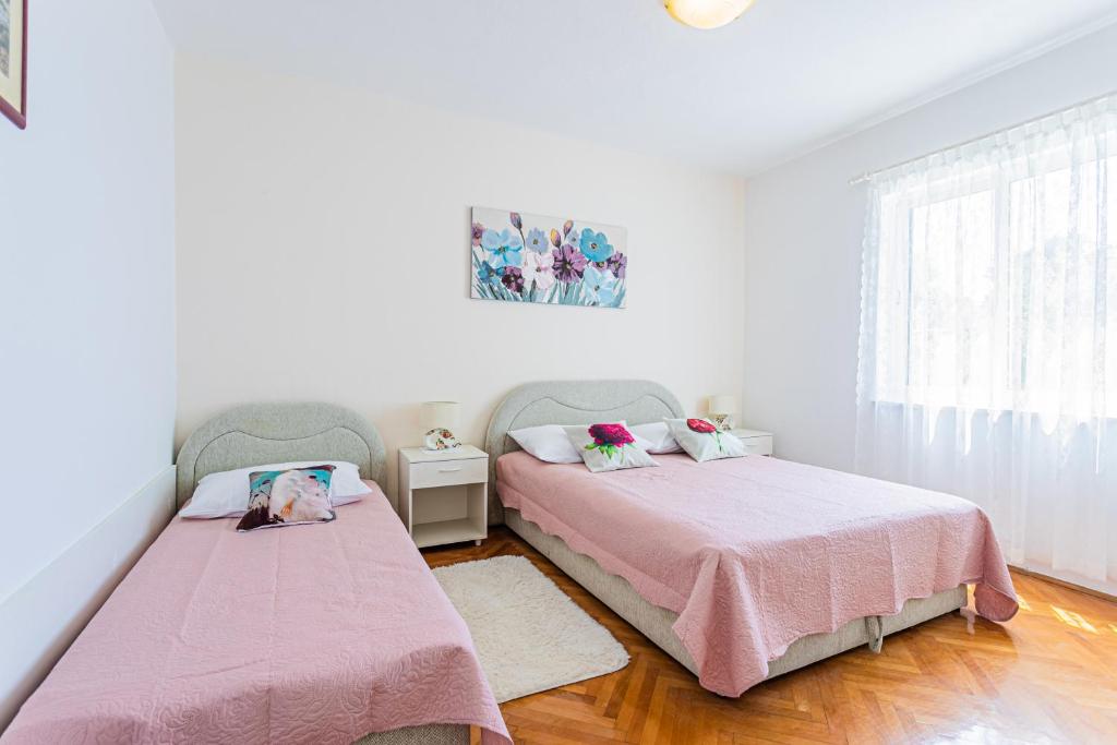 Postel nebo postele na pokoji v ubytování Apartments by the sea Zivogosce - Porat, Makarska - 6899