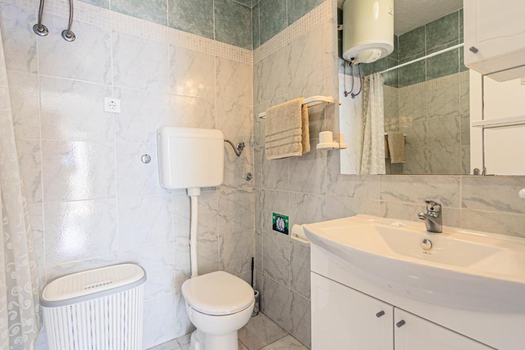 Koupelna v ubytování Apartments by the sea Zivogosce - Porat, Makarska - 6899