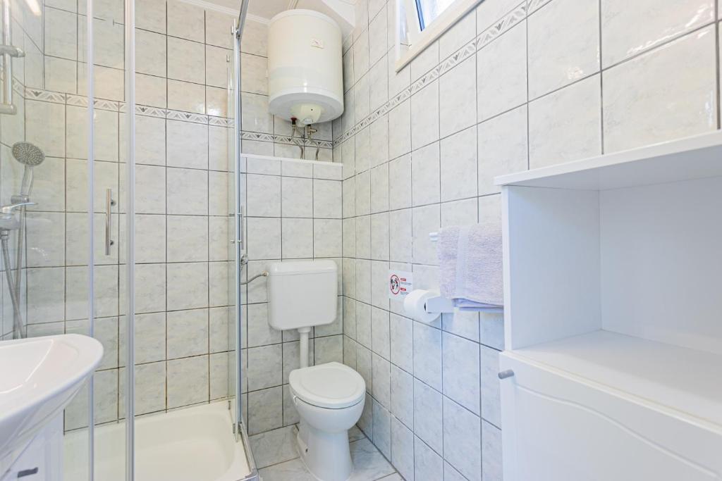 Koupelna v ubytování Apartments by the sea Zivogosce - Porat, Makarska - 6899