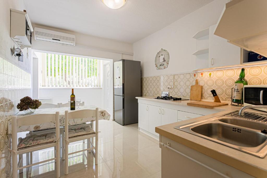 Kuchyň nebo kuchyňský kout v ubytování Apartments by the sea Zivogosce - Porat, Makarska - 6899
