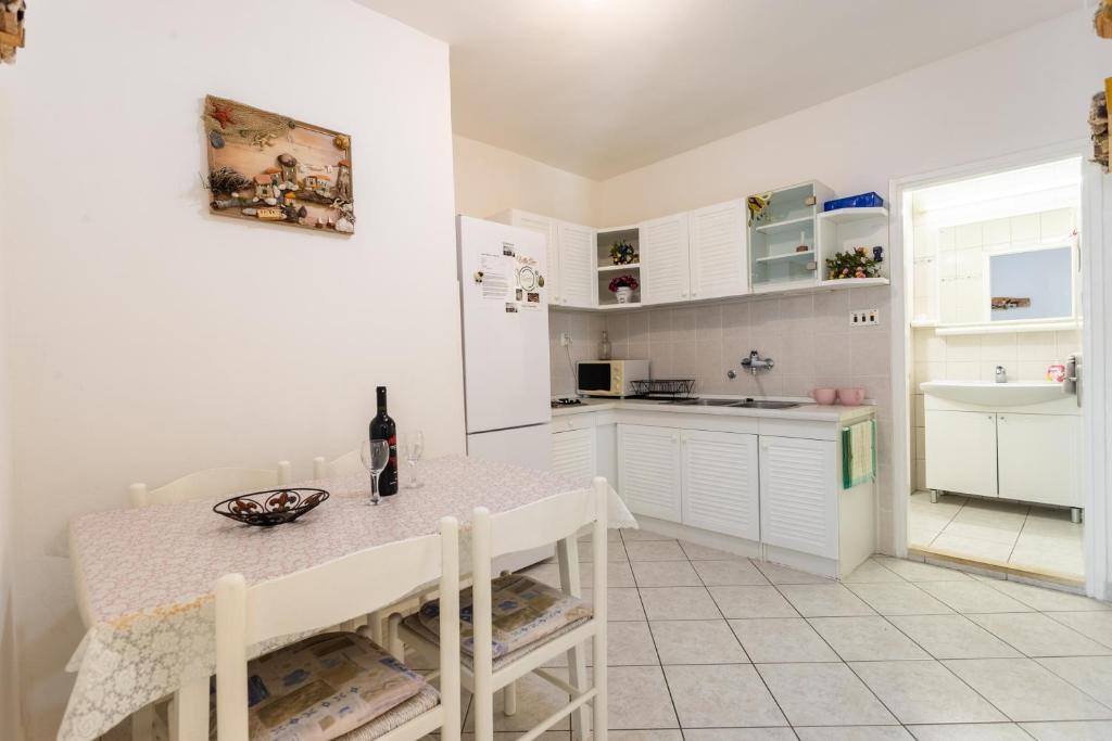 Kuchyň nebo kuchyňský kout v ubytování Apartments by the sea Zivogosce - Porat, Makarska - 6899