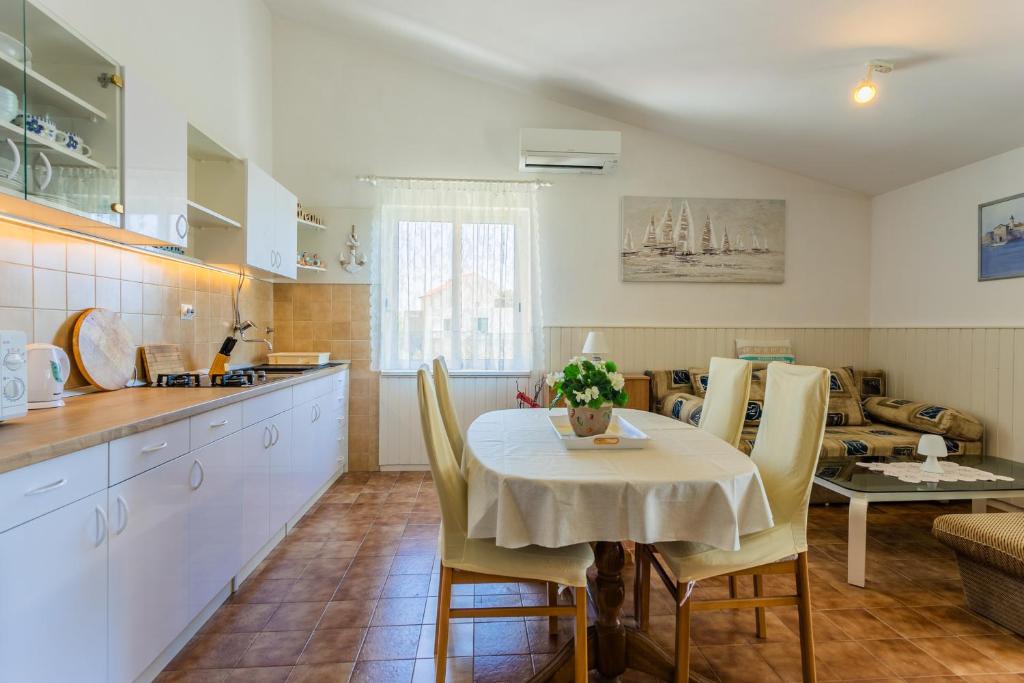 Kuchyň nebo kuchyňský kout v ubytování Apartments by the sea Zivogosce - Porat, Makarska - 6899