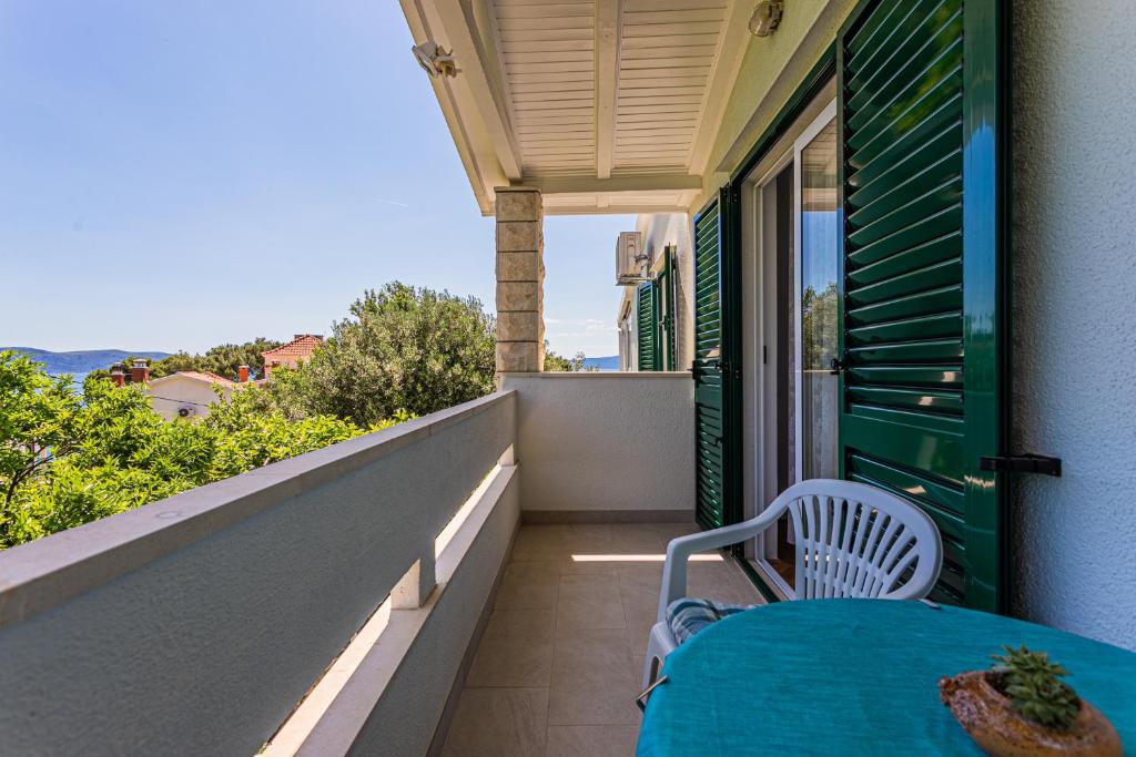 Balkón nebo terasa v ubytování Apartments by the sea Zivogosce - Porat, Makarska - 6899