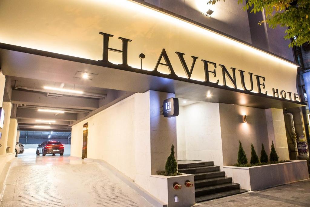 H Avenue Hwamyeong في بوسان: مبنى به علامة تنص على انه ملاذ مناسب