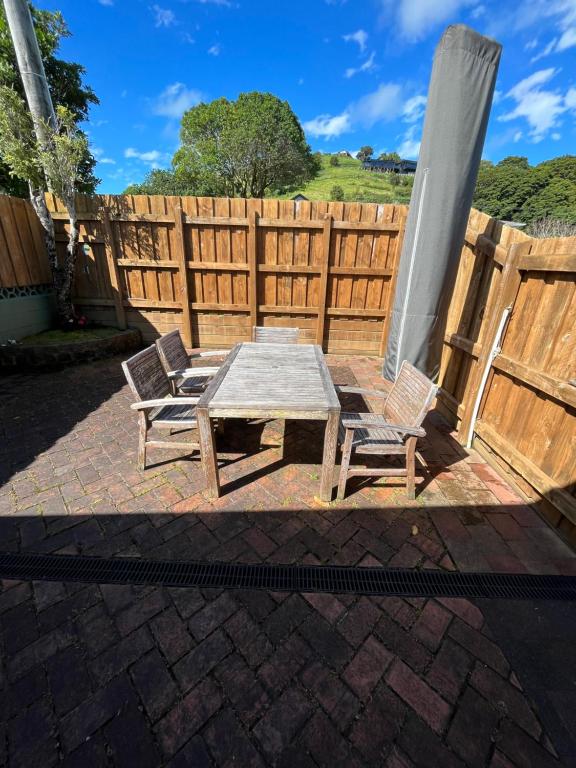 Balkón nebo terasa v ubytování Tamaterau Seaview House in Whangarei