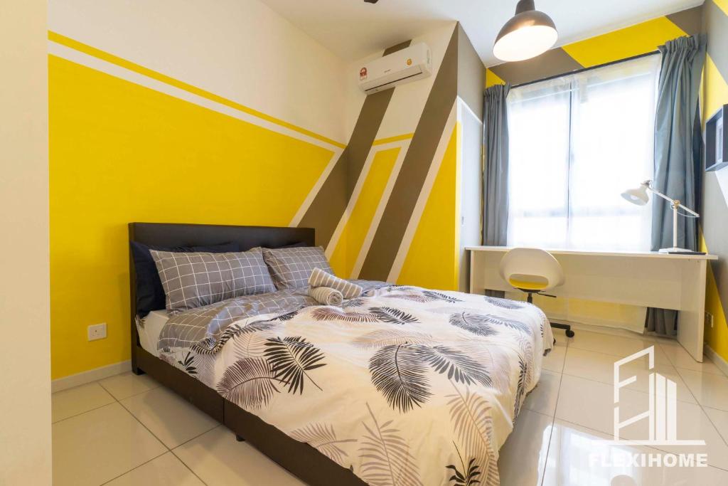 雪邦KLIA-KLIA 2, Comfy Studio, Horizon Suites Sepang-Dengkil by Flexihome-MY的卧室里有一张床和一面黄色的墙