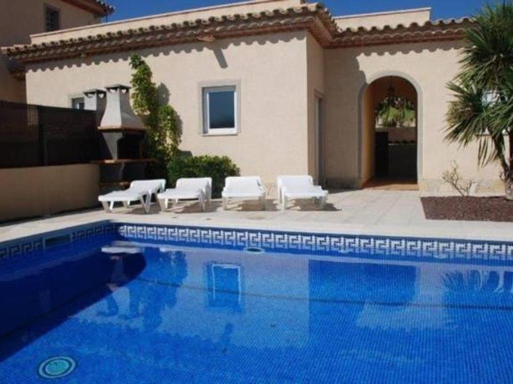 una piscina frente a una casa en Villa L'Ametlla de Mar, 5 pièces, 8 personnes - HISP-217-30, en L'Ametlla de Mar