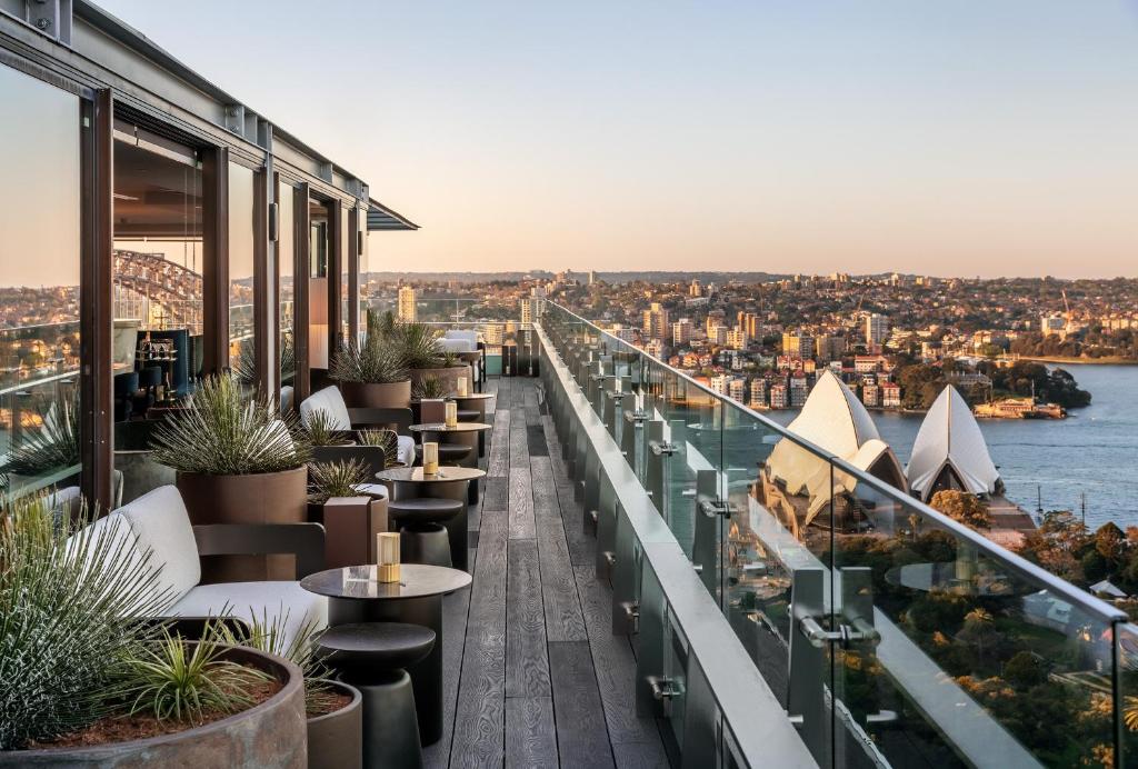 uma vista para a ópera a partir da varanda de um edifício em InterContinental Sydney, an IHG Hotel em Sydney