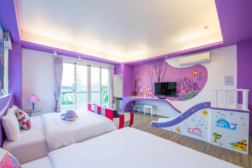 a purple room with two beds and a slide at Fish House 宜蘭獨棟別墅 戲水池 生態DIY 安農溪自行車 in Dongshan