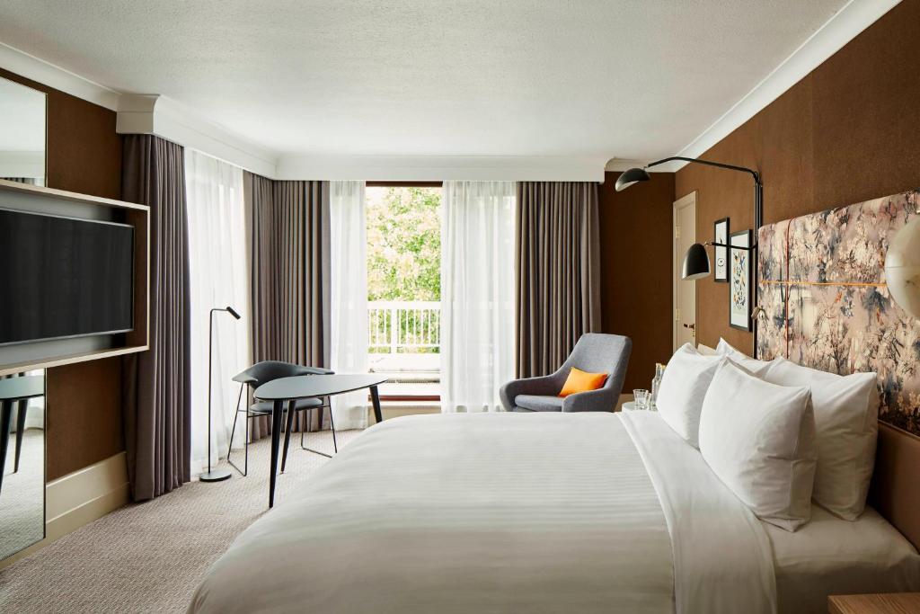 
Superior Room, Guest room, 1 King, High floor, Balcony
