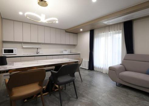 Kuchyň nebo kuchyňský kout v ubytování H Avenue Hwamyeong