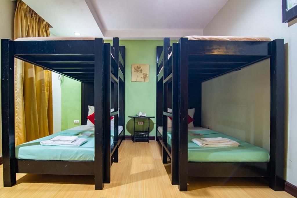 Postel nebo postele na pokoji v ubytování Festive Hotel Makati
