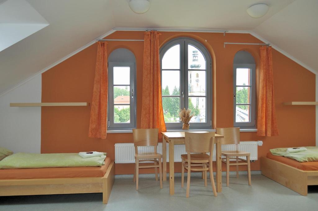 Postel nebo postele na pokoji v ubytování Hostel Lípa - Továrna