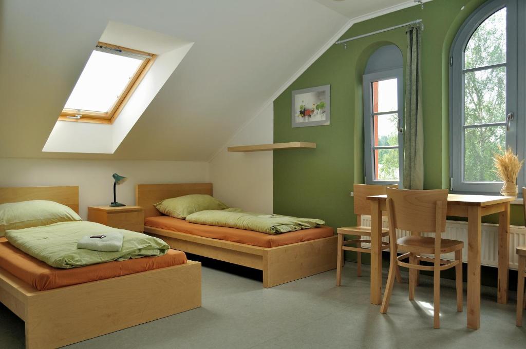 Ein Bett oder Betten in einem Zimmer der Unterkunft Hostel Lípa - Továrna