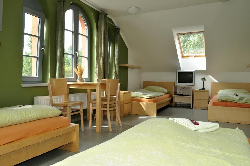 Postel nebo postele na pokoji v ubytování Hostel Lípa - Továrna