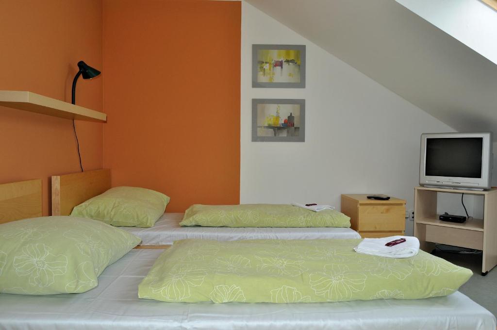 Postel nebo postele na pokoji v ubytování Hostel Lípa - Továrna
