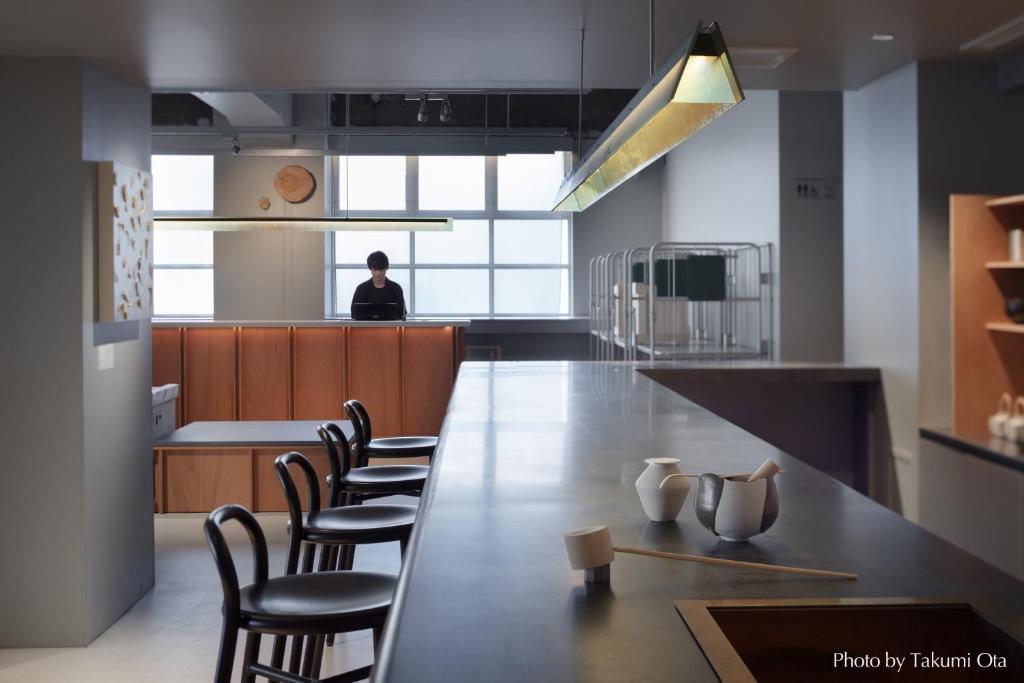 Kuchyň nebo kuchyňský kout v ubytování KAIKA Tokyo by THE SHARE HOTELS