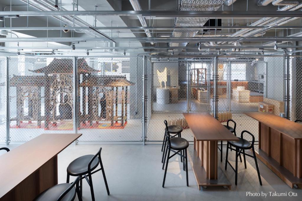 un restaurant avec des tables et des tabourets dans une pièce dans l'établissement KAIKA TOKYO by THE SHARE HOTELS, à Tokyo