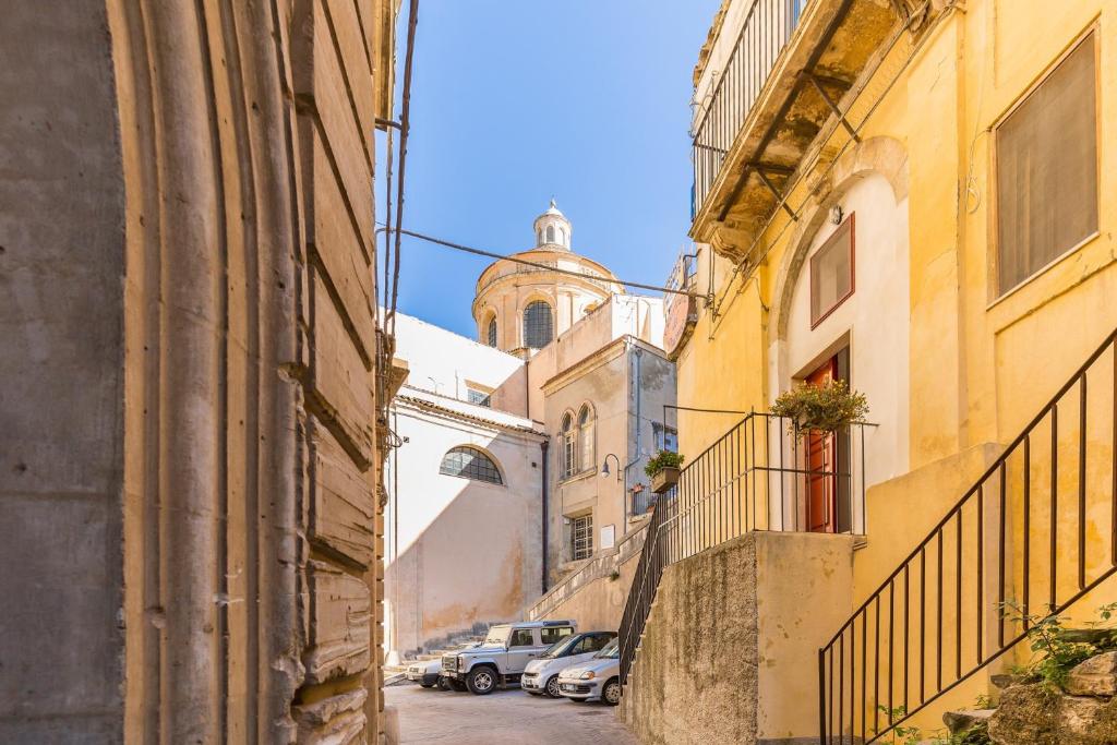 alejka z budynkami i kościół w tle w obiekcie Casa del Duomo Modica w mieście Modica