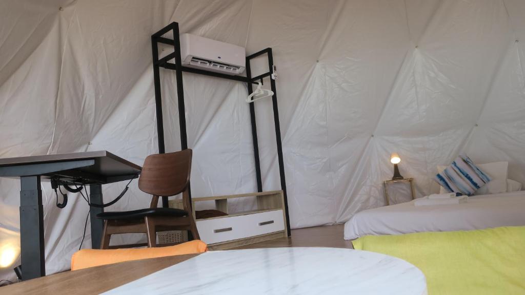 Postel nebo postele na pokoji v ubytování Touch Glamping Koh Yao Noi ทัช แกรมปิ้ง เกาะยาวน้อย