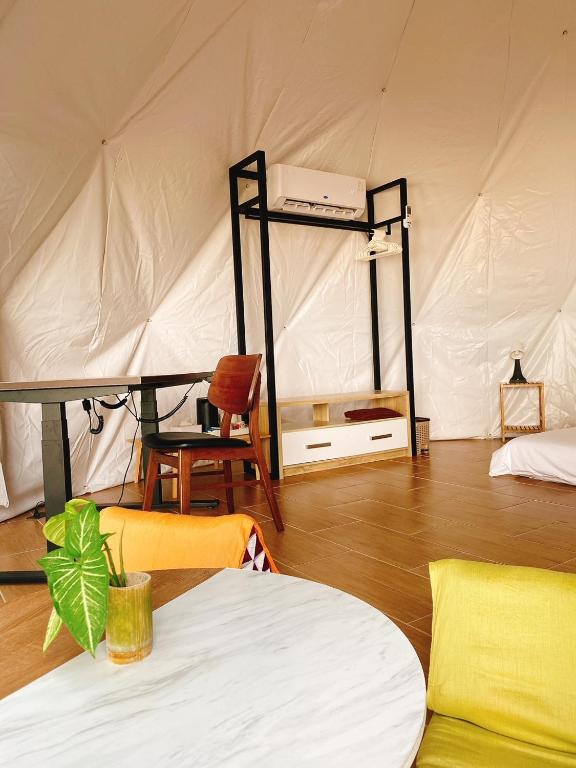 Postel nebo postele na pokoji v ubytování Touch Glamping Koh Yao Noi ทัช แกรมปิ้ง เกาะยาวน้อย