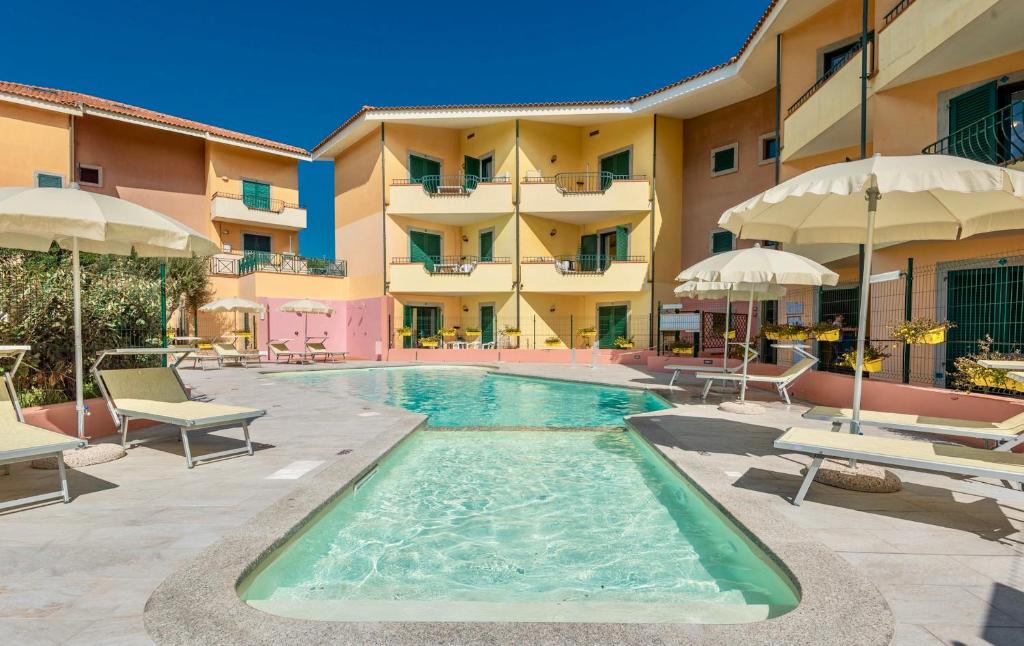 Bazén v ubytování Residence con piscina a Santa Teresa di Gallura nebo v jeho okolí