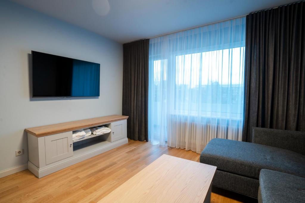 Μια τηλεόραση ή/και κέντρο ψυχαγωγίας στο Sunrise Ugales Apartments