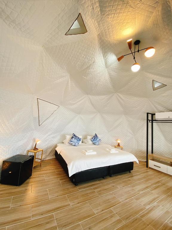 Postel nebo postele na pokoji v ubytování Touch Glamping Koh Yao Noi ทัช แกรมปิ้ง เกาะยาวน้อย