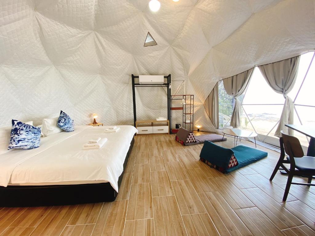 Postel nebo postele na pokoji v ubytování Touch Glamping Koh Yao Noi ทัช แกรมปิ้ง เกาะยาวน้อย