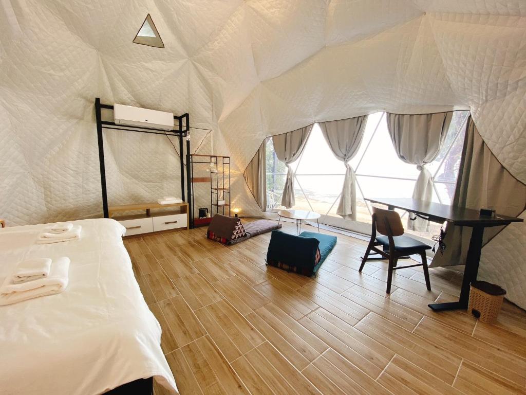Postel nebo postele na pokoji v ubytování Touch Glamping Koh Yao Noi ทัช แกรมปิ้ง เกาะยาวน้อย