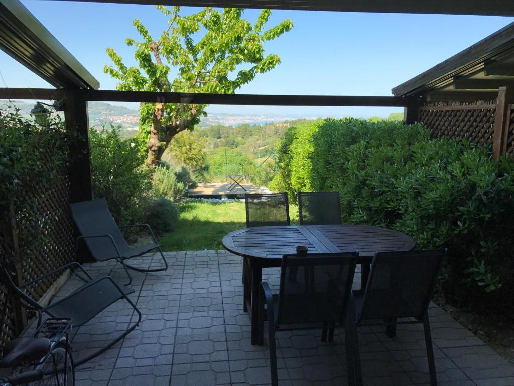 - une table et des chaises sur une terrasse avec vue dans l'établissement Il Ciliegio - House with Garden & Wonderful View, à Pietra la Croce