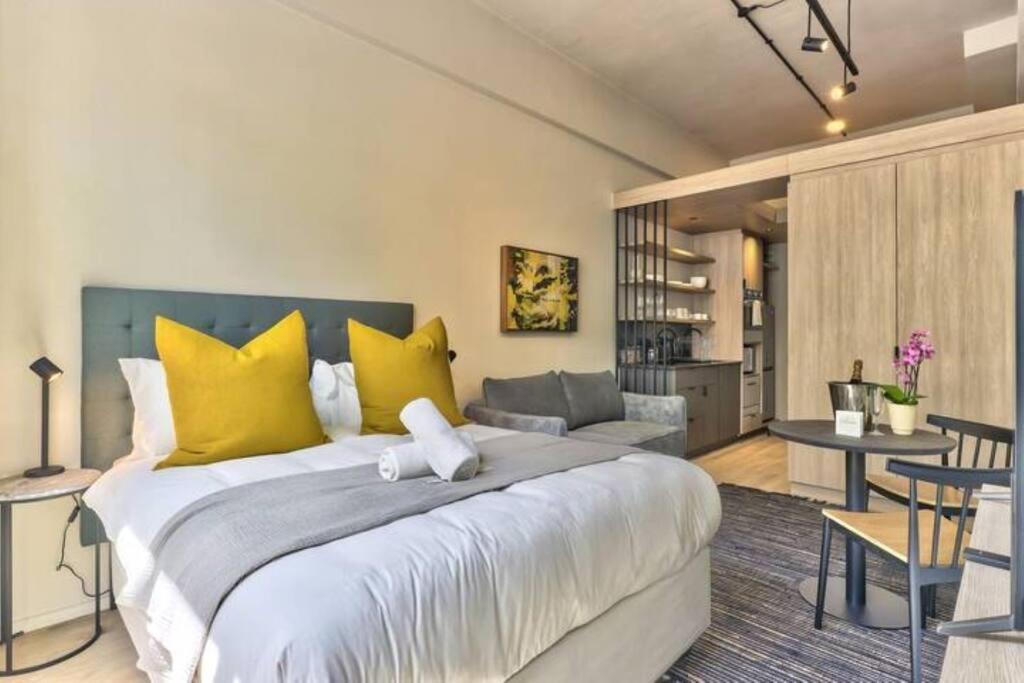 En eller flere senge i et værelse på Luxury urban living at The Harri
