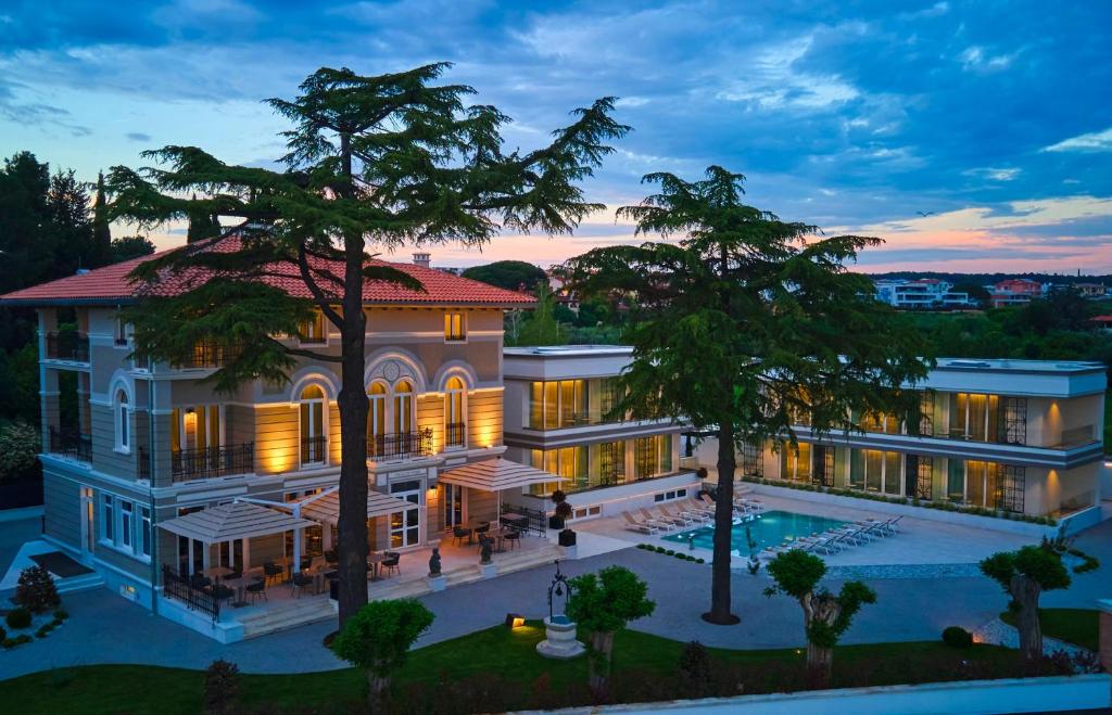 eine Luftansicht eines Herrenhauses mit Pool in der Unterkunft Palazzo Rainis Hotel & Spa - Small Luxury Hotel - Adults Only in Novigrad Istria