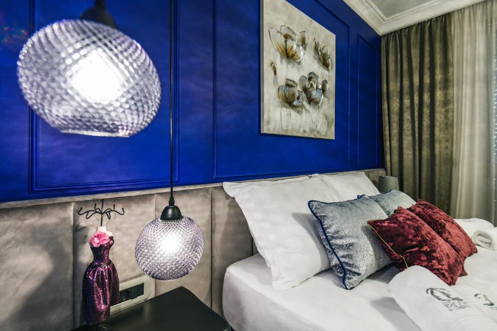 1 dormitorio con paredes azules y 1 cama con mesa en DiVine Luxury Apartment Blue en Zadar