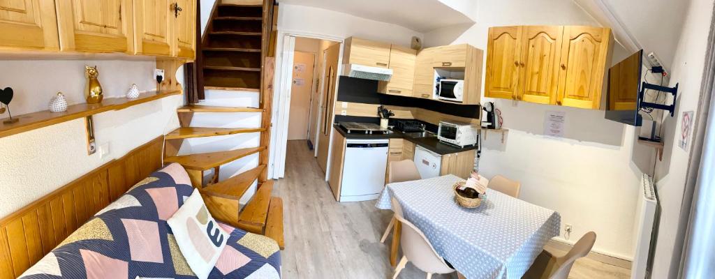 a small kitchen with a table in a tiny house at Duplex Samoëns 4/6 couchages in Samoëns