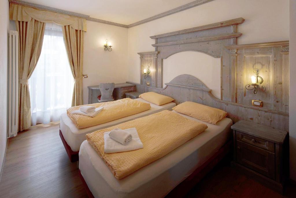 1 Schlafzimmer mit 2 Betten und einem großen Fenster in der Unterkunft Casa Li Roina n 43 in Livigno