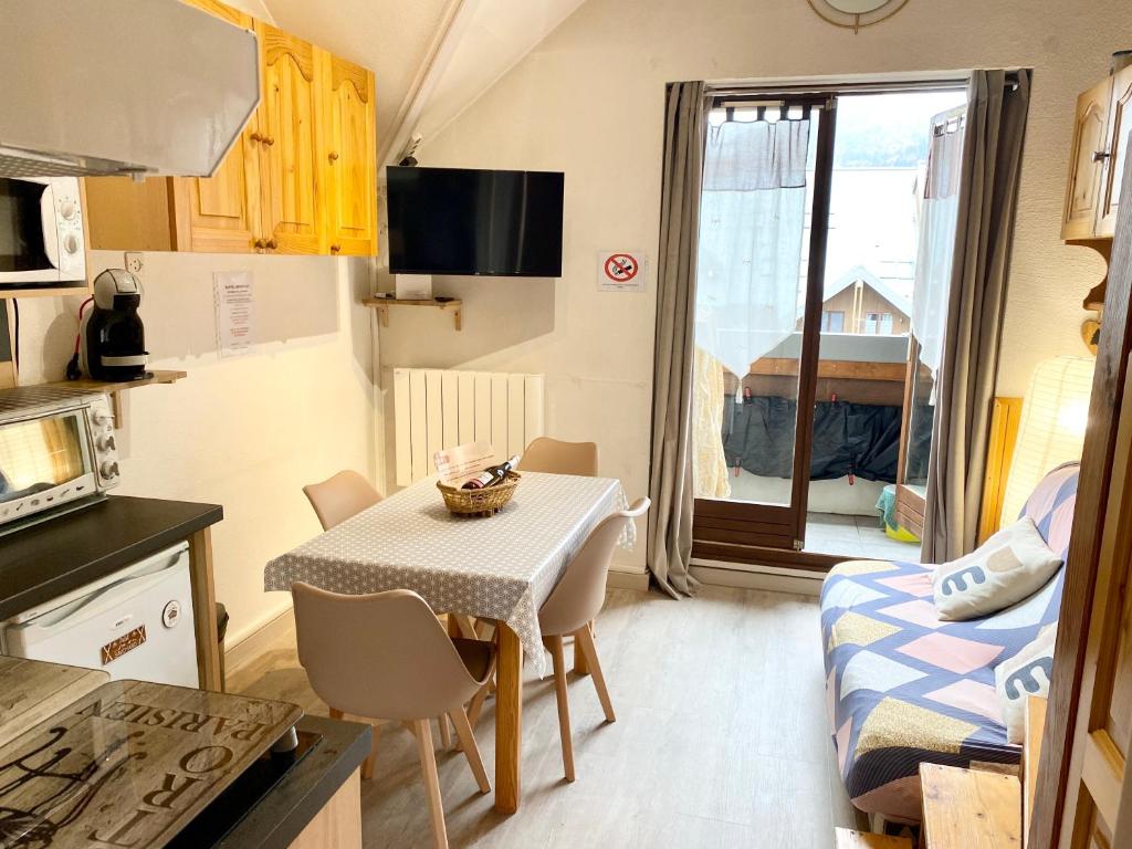 małą kuchnię ze stołem i krzesłami w pokoju w obiekcie Duplex Samoëns 4/6 couchages w mieście Samoëns