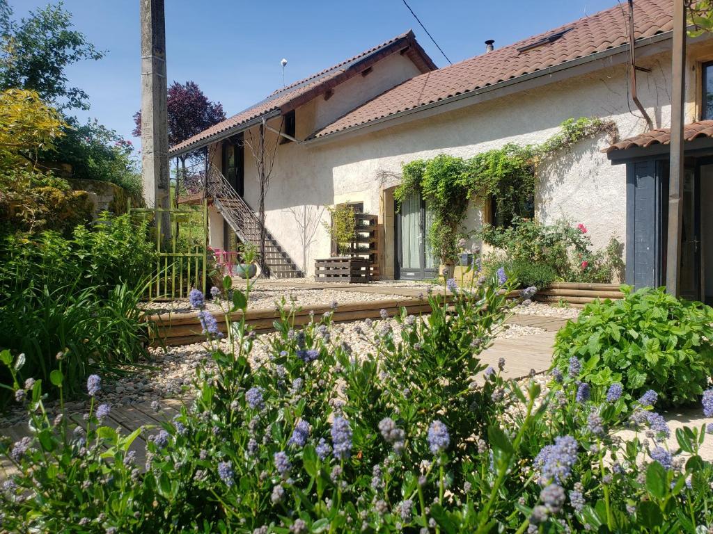 une maison avec un jardin en face dans l'établissement Fenêtre sur Loire, à Iguerande