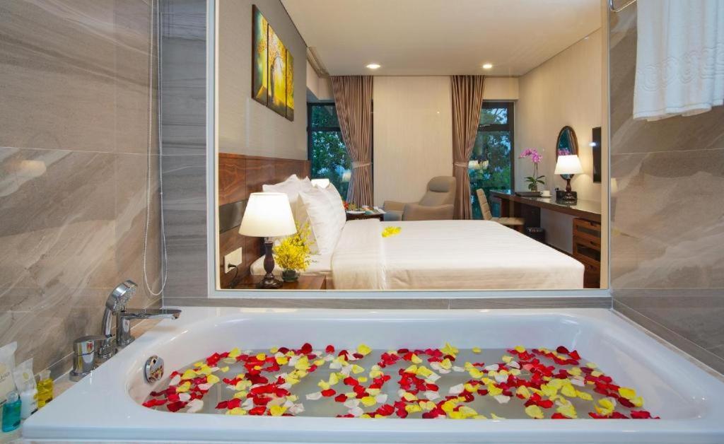 Orchids Saigon Hotelにあるベッド