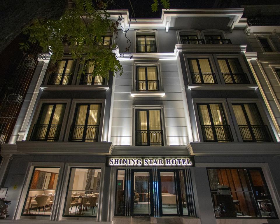 ein Gebäude mit einem Schild, das leuchtende Sterne-Hotel liest in der Unterkunft Shining Star Hotel in Istanbul