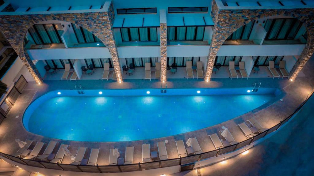 Bazén v ubytování Cavo di Suites nebo v jeho okolí