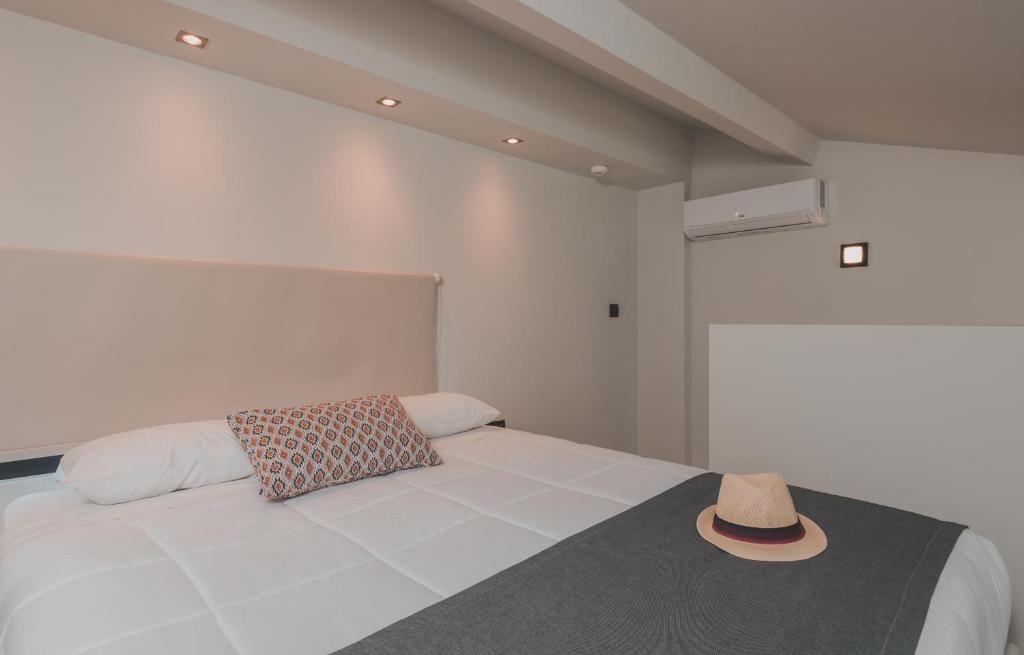 Postel nebo postele na pokoji v ubytování Cavo di Suites