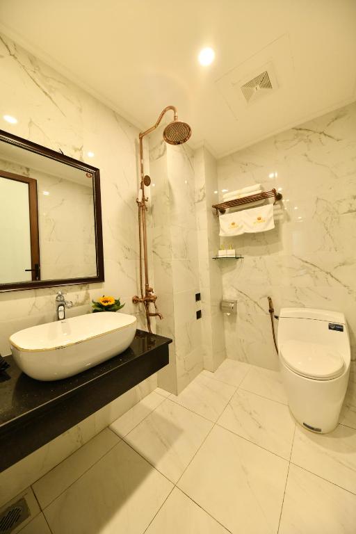Koupelna v ubytování Kingdom Hotel Hanoi