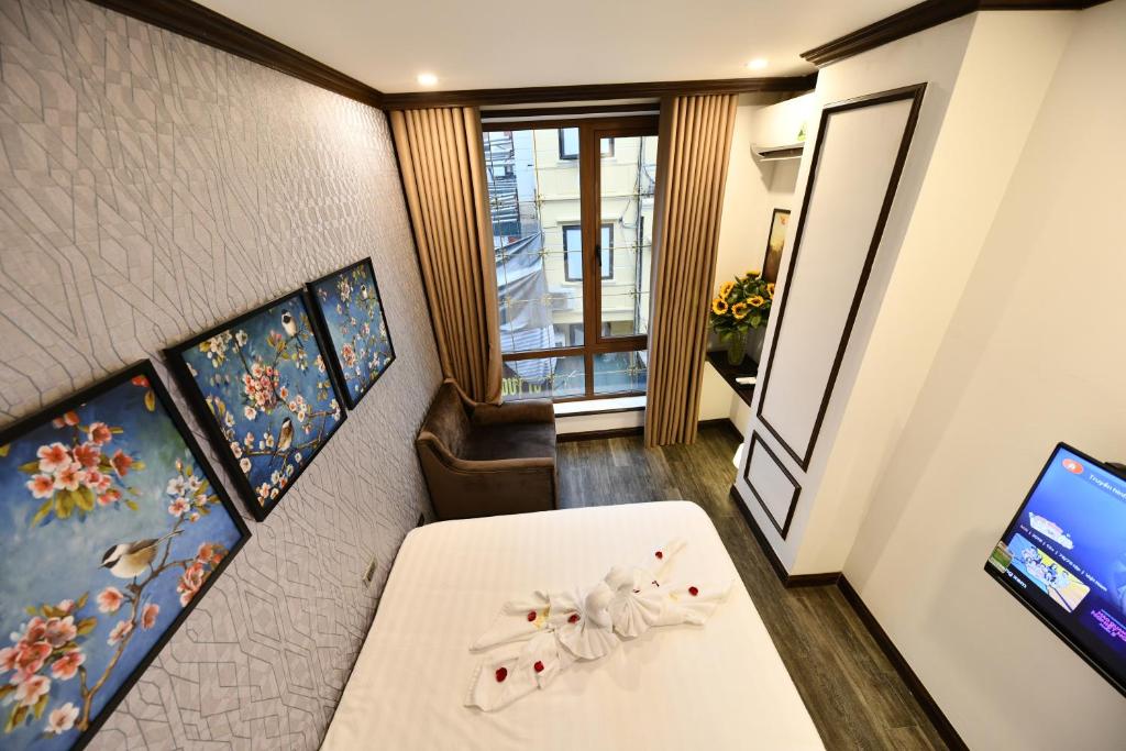 TV a/nebo společenská místnost v ubytování Kingdom Hotel Hanoi